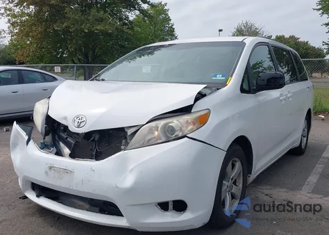 2013 Toyota Sienna Le V6 8 Passenger z USA, uszkodzony, nr VIN 5TDKK3DC3DS308565